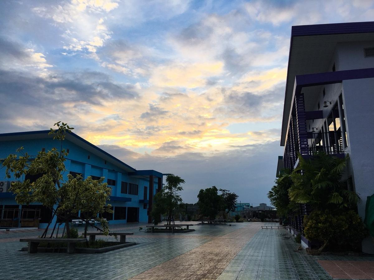 Menam Resort ナコーンパトム エクステリア 写真